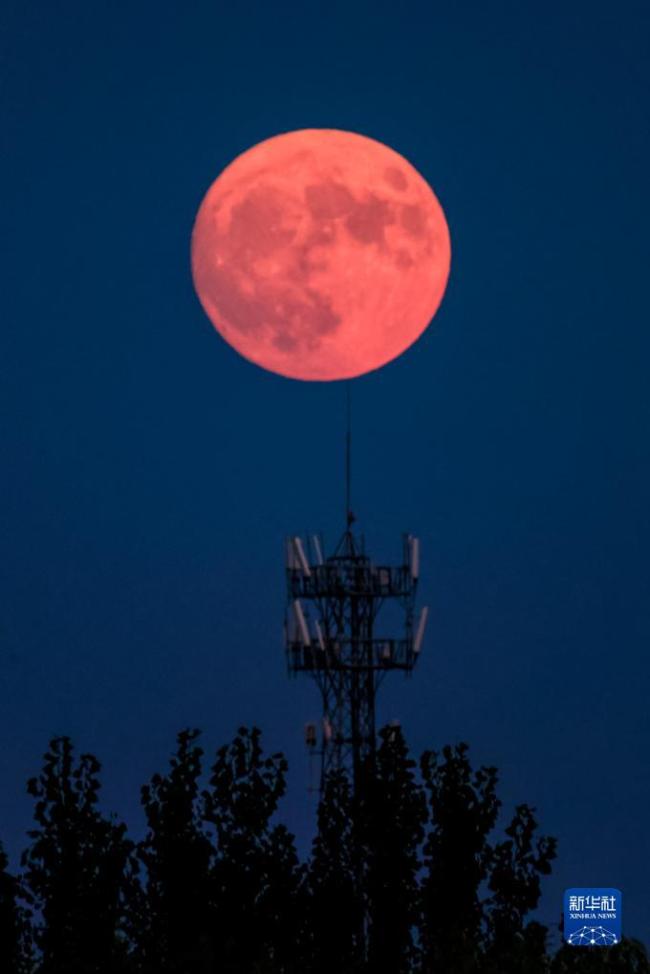 “超級月(yue)亮”現身(shen)天宇