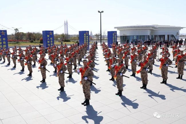 威武(wǔ)!這些新(xin)兵入伍(wu)時獲贈(zèng)“從戎之(zhi)劍”!