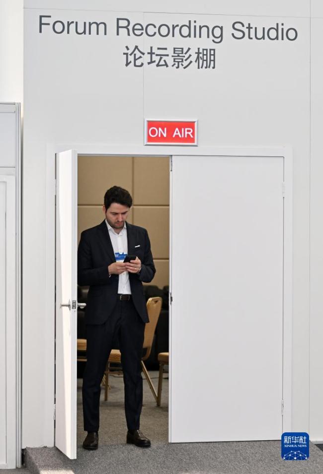 探訪(fang)2023夏季達(dá)沃斯論(lùn)壇主新(xin)聞中心(xīn)