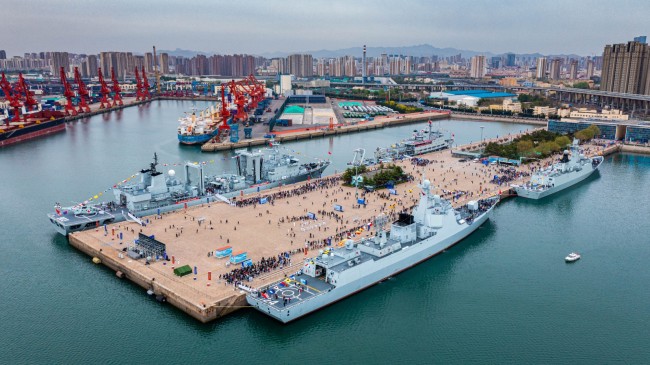 海(hai)軍舉行艦(jian)艇開放活(huó)動，開封艦(jian)首次向公(gong)衆敞開大(dà)門