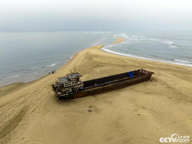 廣東茂名：海(hai)灘現交叉潮景觀(guān)