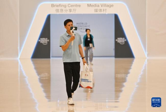 探訪(fang)2023夏季達(dá)沃斯論(lun)壇主新(xīn)聞中心(xin)