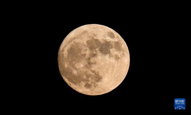 “超(chao)級月亮(liàng)”現身天(tiān)宇