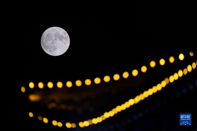 “超級月(yue)亮”現身(shen)天宇