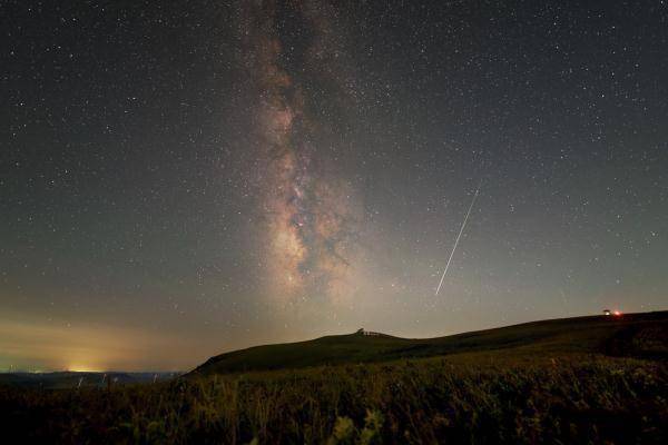 看!英(yīng)仙座流星(xing)雨絕美瞬(shun)間