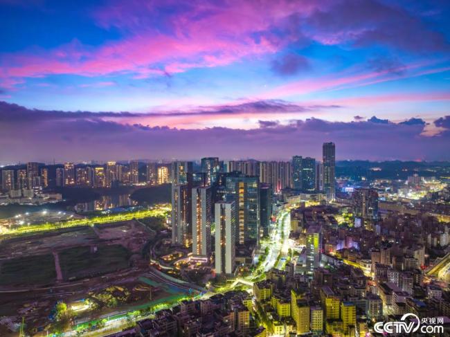 深圳(zhèn)：日出時分 朝(chao)霞暈染天際(ji)