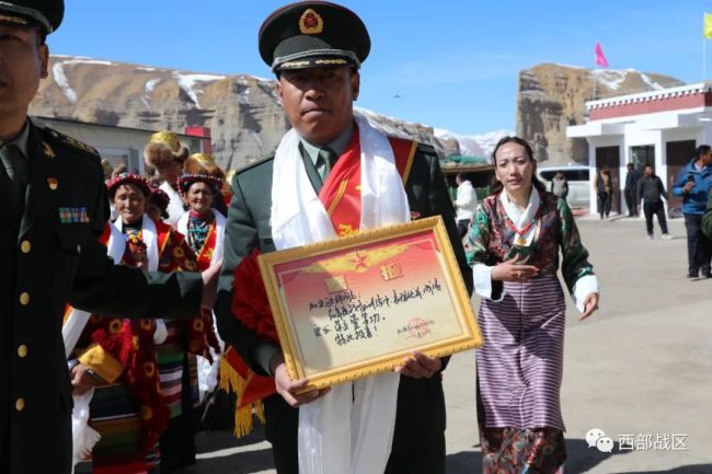 冰消雪(xue)融時,一(yī)等功喜(xǐ)報送到(dào)戍邊軍(jun)人加央(yāng)歐珠家(jiā)中