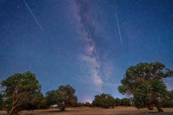 看!英仙座(zuò)流星雨絕(jue)美瞬間