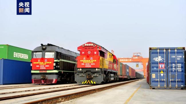 南昌(chāng)國際陸港三列外(wai)貿班列同時開行(háng)