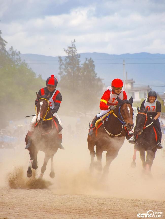 雲(yun)南大理：三月街民(mín)族節賽馬大會開(kai)幕