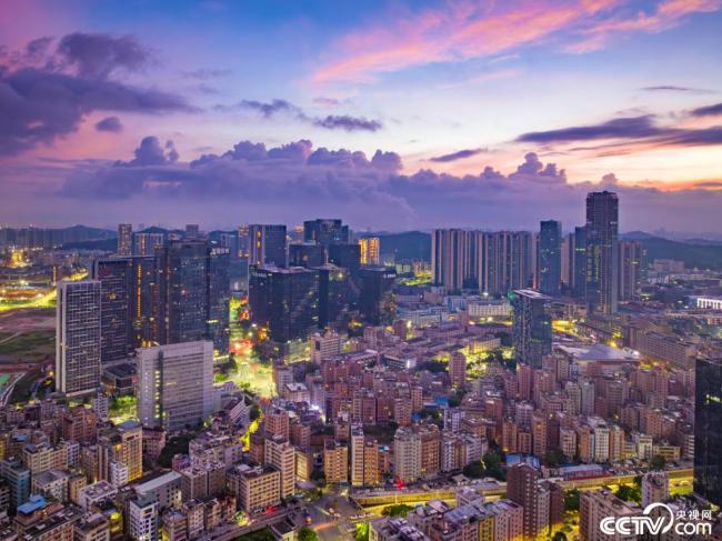 深圳：日出時(shí)分 朝霞暈染(ran)天際