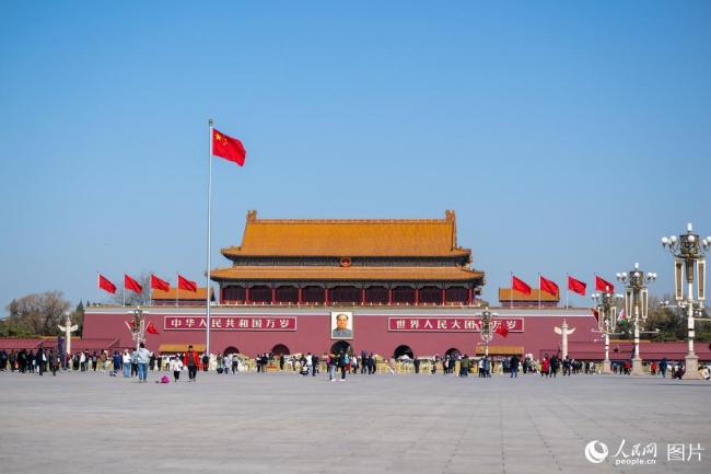 兩會召(zhao)開在即 北(bei)京天安門(men)廣場紅旗(qí)招展