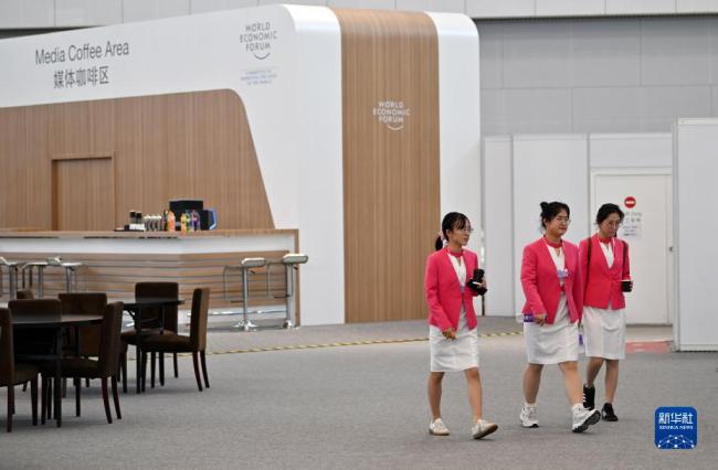 探訪2023夏(xià)季達沃(wò)斯論壇(tan)主新聞(wén)中心