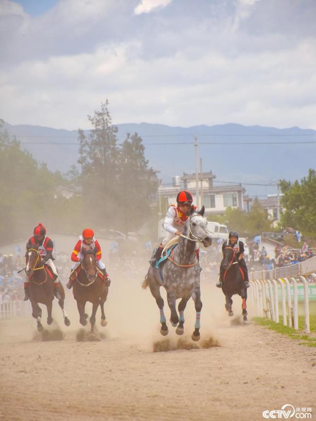 雲南大(da)理：三月街民族節(jie)賽馬大會開幕