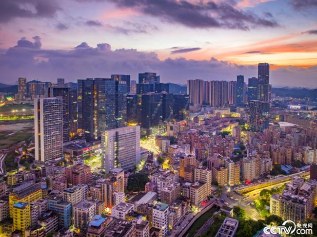 深(shen)圳：日出時分(fèn) 朝霞暈染天(tiān)際