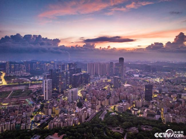 深圳：日出(chū)時分 朝霞暈(yun)染天際