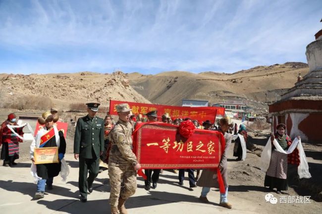 冰消雪(xue)融時,一(yī)等功喜(xi)報送到(dào)戍邊軍(jun)人加央(yāng)歐珠家(jia)中